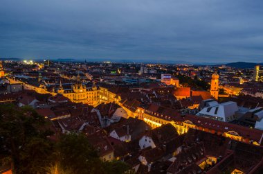 Aydınlatılmış Avusturya şehri graz üzerinde gece hava manzarası