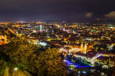 Aydınlatılmış Avusturya şehri graz üzerinde gece hava manzarası