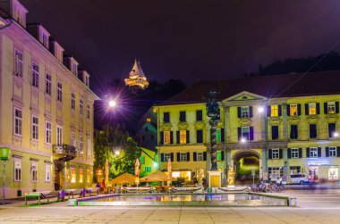 Avustralya şehrindeki aydınlık Karmeliterplatz 'ın gece manzarası.