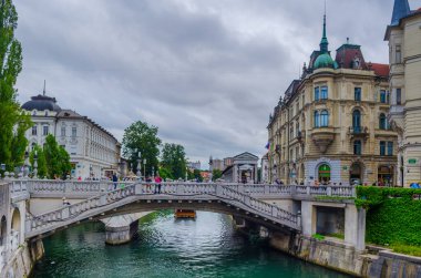 Ljubljanica nehri, Ljubljana 'nın tarihi merkezinden geçiyor.