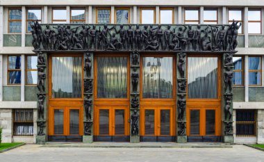 The National Assembly and the National Council convene in a modernist palace named 