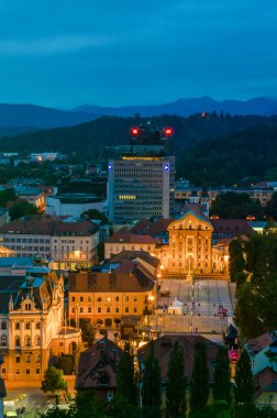 Gün batımından hemen sonra Ljubljana Kalesi 'nden Ljubljana Üniversitesi' nin Kongre Meydanı ve Yıldız Parkı manzarası, Ljubljana, Slovenya