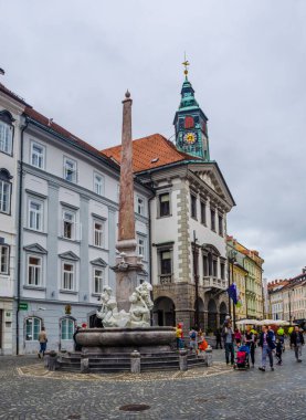 Romantik Ljubljana 'nın şehir merkezi, Slovenya' nın başkenti, Avrupa. Belediye binası ve Roba Çeşmesi