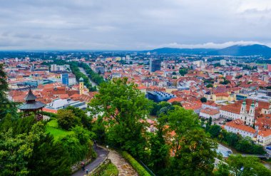 Avusturya şehrinin manzarası merdivenlerden çekilip Unesco Dünya Mirası 'ndaki Schlossberg kalesine gidiyor.