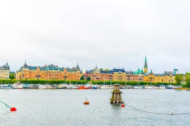 Stockholm rıhtımının manzarası. Yanında İsveççe uzanan güzel eski evler var.