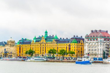 Stockholm rıhtımının manzarası. Yanında İsveççe uzanan güzel eski evler var.