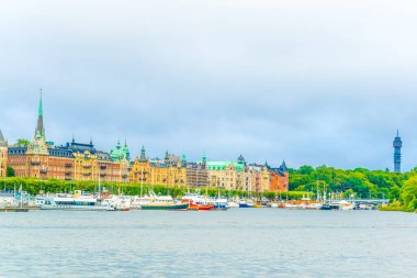 Stockholm rıhtımının manzarası. Yanında İsveççe uzanan güzel eski evler var.