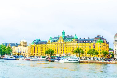 Stockholm rıhtımının manzarası. Yanında İsveççe uzanan güzel eski evler var.