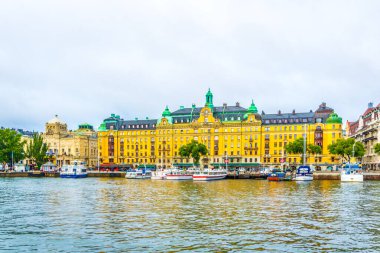 Stockholm rıhtımının manzarası. Yanında İsveççe uzanan güzel eski evler var.