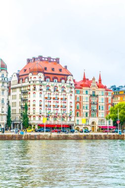 Stockholm rıhtımının manzarası. Yanında İsveççe uzanan güzel eski evler var.