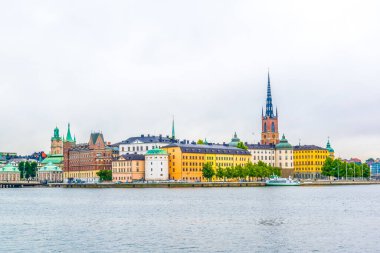 Riddarholmskyrkan (Riddarholmen Kilisesi) tarafından yönetilen Gamla Stan 'in Panorama manzarası