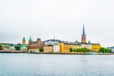 Riddarholmskyrkan (Riddarholmen Kilisesi) tarafından yönetilen Gamla Stan 'in Panorama manzarası