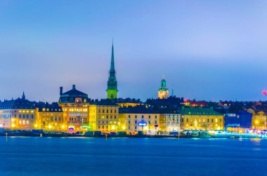 Storkyrkan kilisesinin hakim olduğu Gamla Stan 'in gece görüşü
