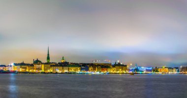 Storkyrkan kilisesinin hakim olduğu Gamla Stan 'in gece görüşü