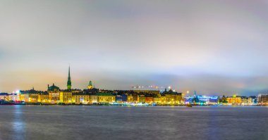 Storkyrkan kilisesinin hakim olduğu Gamla Stan 'in gece görüşü