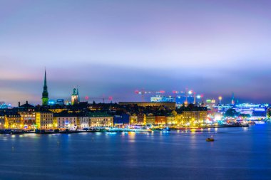 Storkyrkan kilisesinin hakim olduğu Gamla Stan 'in gece görüşü