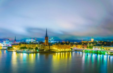 Stockholm, İsveçli Riddarholmskyrkan (Riddarholmen Kilisesi) tarafından yönetilen Gamla Stan 'in gece görüşü