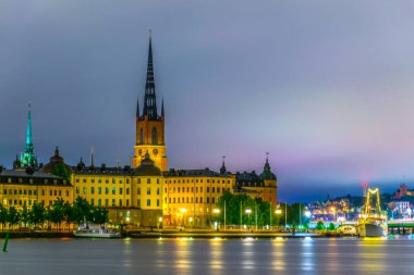 Stockholm, İsveçli Riddarholmskyrkan (Riddarholmen Kilisesi) tarafından yönetilen Gamla Stan 'in gece görüşü
