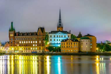 Stockholm, İsveçli Riddarholmskyrkan (Riddarholmen Kilisesi) tarafından yönetilen Gamla Stan 'in gece görüşü