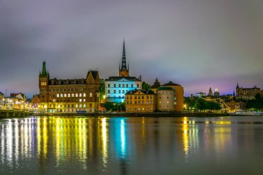 Stockholm, İsveçli Riddarholmskyrkan (Riddarholmen Kilisesi) tarafından yönetilen Gamla Stan 'in gece görüşü