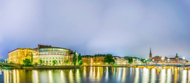 Stockholm 'deki Gamla Stan' in gece panoramasında Riksdagshuset, Bonde Palace, Riddarhuset ve Norstedts 'in evi de var.