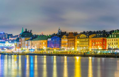 Stockholm, İsveçli Gamla Stan rıhtımının gece manzarası