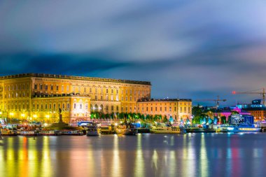 İsveç Stockholm 'deki Gamla Stan ve Kraliyet Sarayı' nın gece manzarası