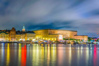 İsveç Stockholm 'deki Gamla Stan ve Kraliyet Sarayı' nın gece manzarası