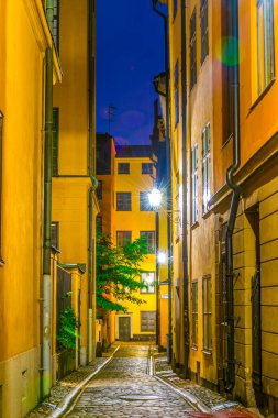 İsveç 'in merkezindeki Gamla Stan' de aydınlık bir caddenin gece görüşü