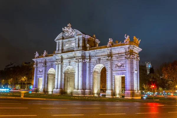 Madrid, İspanya 'da Puerta de Alcala' nın gece manzarası
