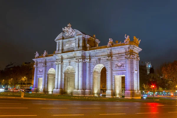 Madrid, İspanya 'da Puerta de Alcala' nın gece manzarası