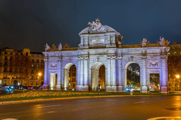 Madrid, İspanya 'da Puerta de Alcala' nın gece manzarası