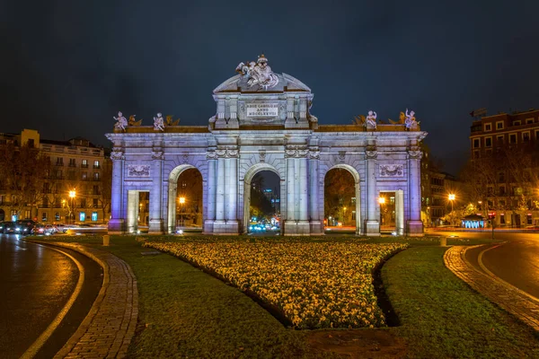 Madrid, İspanya 'da Puerta de Alcala' nın gece manzarası