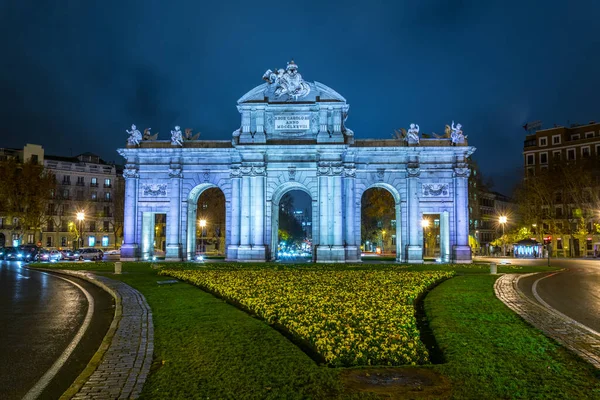 Madrid, İspanya 'da Puerta de Alcala' nın gece manzarası