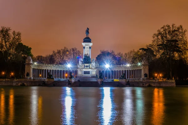 Νυχτερινή Θέα Του Μνημείου Στο Πάρκο Retiro Της Μαδρίτης Ισπανία — Φωτογραφία Αρχείου