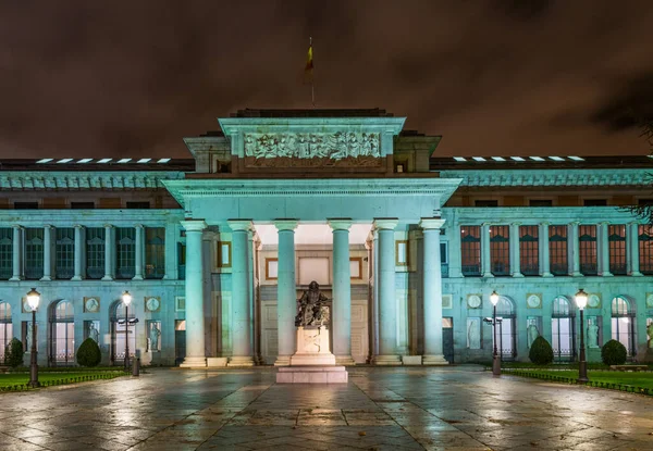 Madrid 'deki aydınlanmış Prado galerisinin gece görüşü