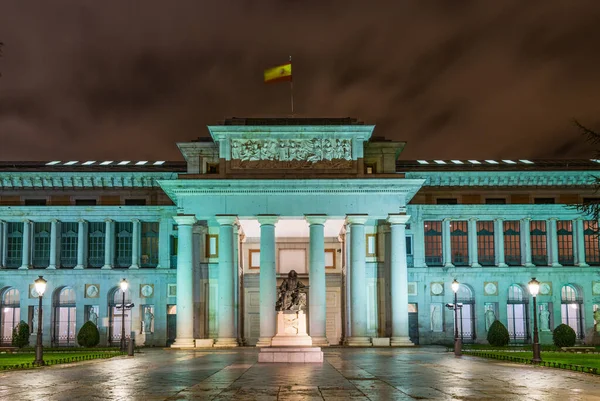 Madrid 'deki aydınlanmış Prado galerisinin gece görüşü