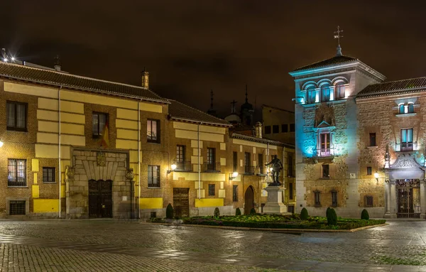 Madrid 'deki Plaza de La Villa' nın gece manzarası