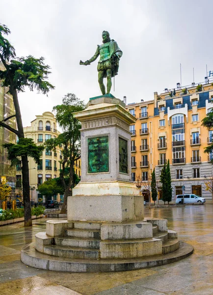 Miguel de Cervantes 'in heykeli - Madrid Plaza de las Cortes' te İspanyol romancı, şair ve oyun yazarı.