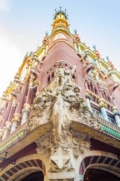  İspanya 'nın Barselona şehrinin tarihi merkezinde güzel görünüşlü bir bina.