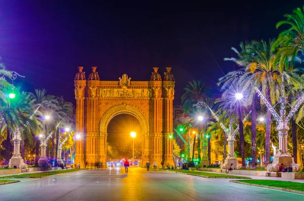 İspanya, Barselona 'daki Zafer Kemeri' nin Gece Görüşü