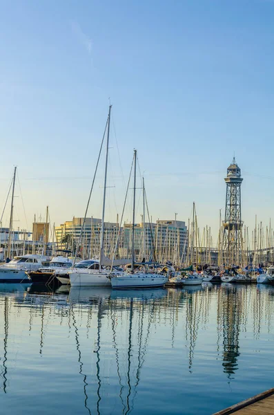 Barcelona, Spai 'de bir gezinti güvertesi görünüyor.