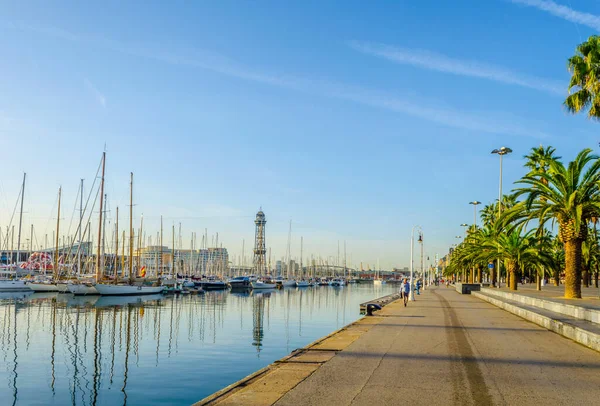 바르셀로나에 항구를 통과하는 산책로의 Spai — 스톡 사진