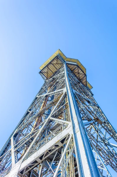 Barceloneta plajını ve Barselona, Spai 'deki Montjuic Hill' i birbirine bağlayan teleferiğin görüntüsü.