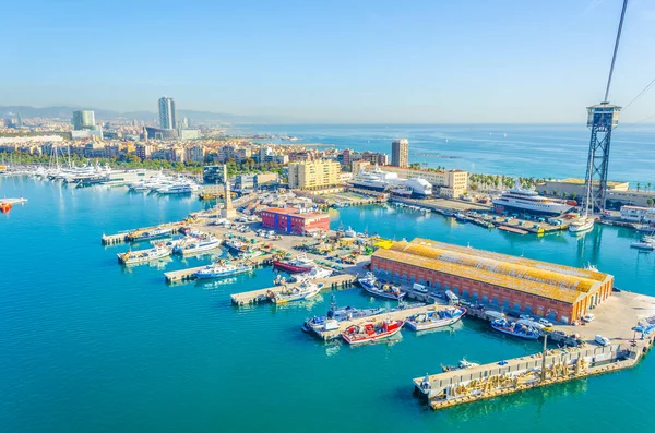 Torre del rellotg 'un hakim olduğu Barcelona limanının görünümü