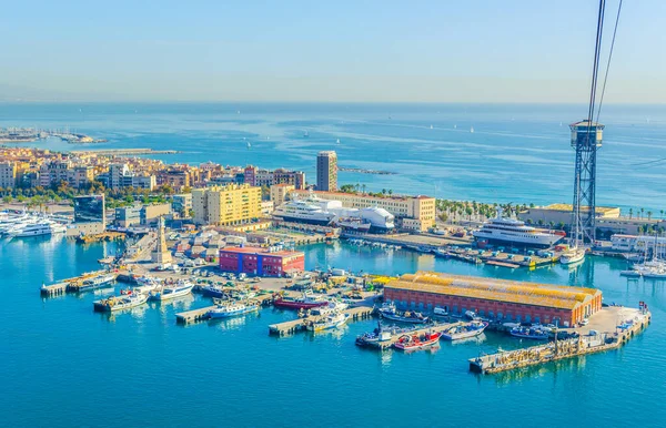 Torre del rellotg 'un hakim olduğu Barcelona limanının görünümü