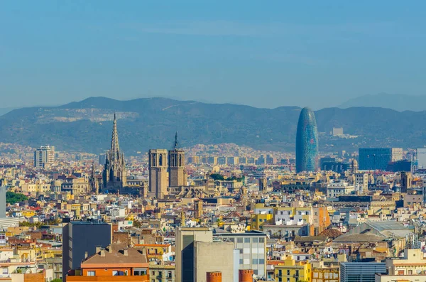 バルセロナ スペインの大聖堂と店舗Agbarの空中ビュー — ストック写真