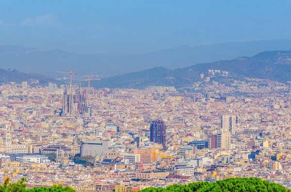 Montjuic Kalesi, İspanya 'dan Barcelona ve Sagrada Familia' nın hava manzarası