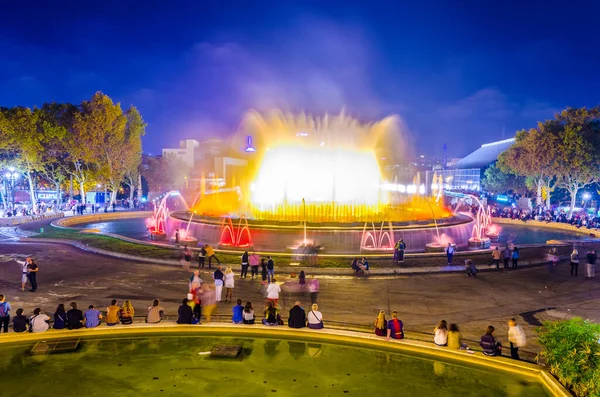 Barselona 'daki sihirli çeşmenin gece manzarası, Spai