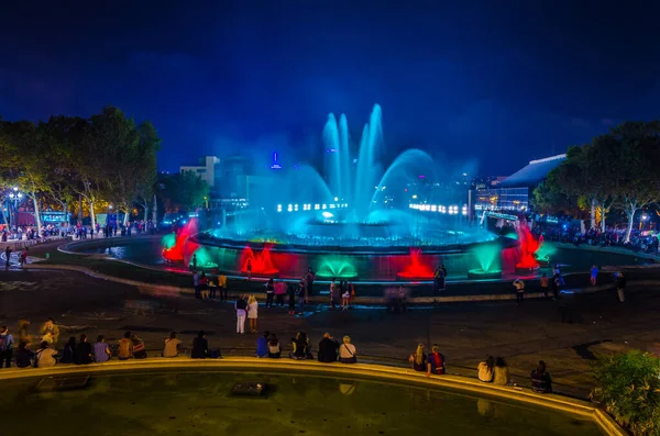Barselona 'daki sihirli çeşmenin gece manzarası, Spai